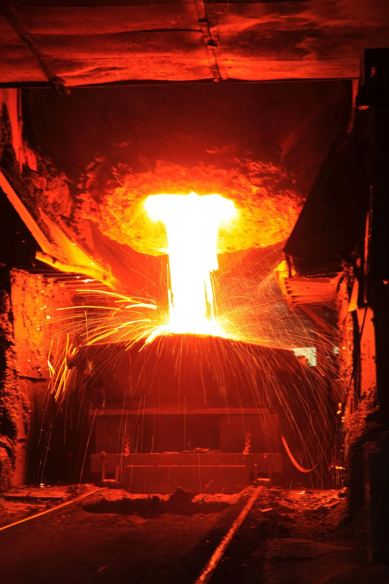 Molten metal with sparks during tapping