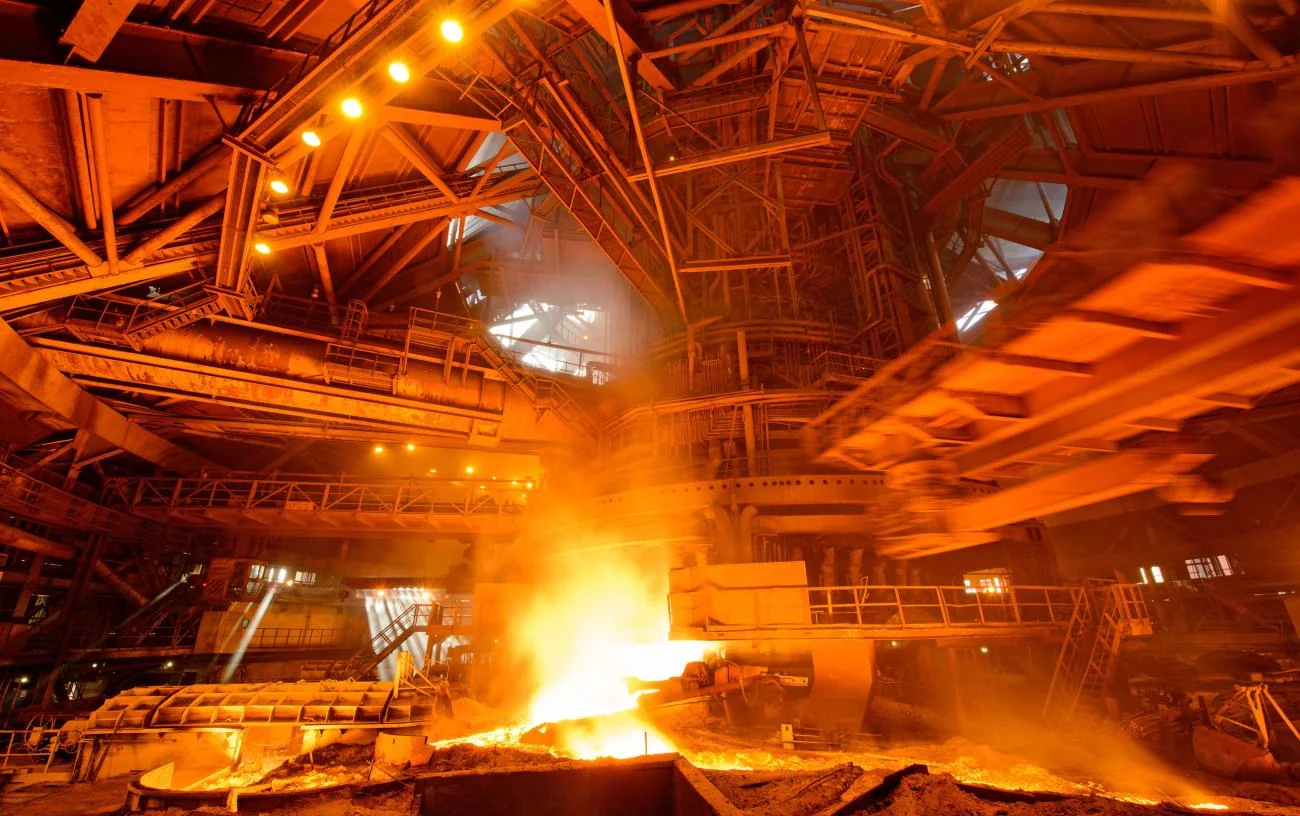 Hot metal pour in a steel plant